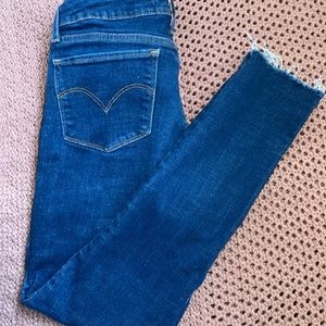 Levi’s “the skinny” size 28